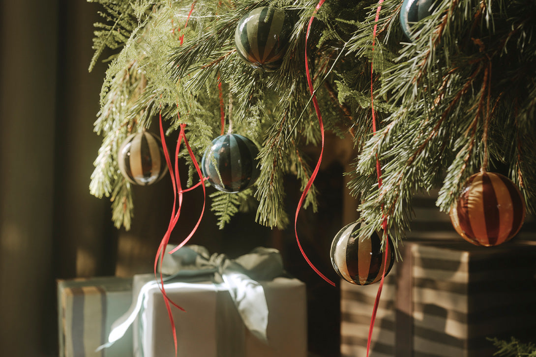 DECORATIONS & ORNAMENTS