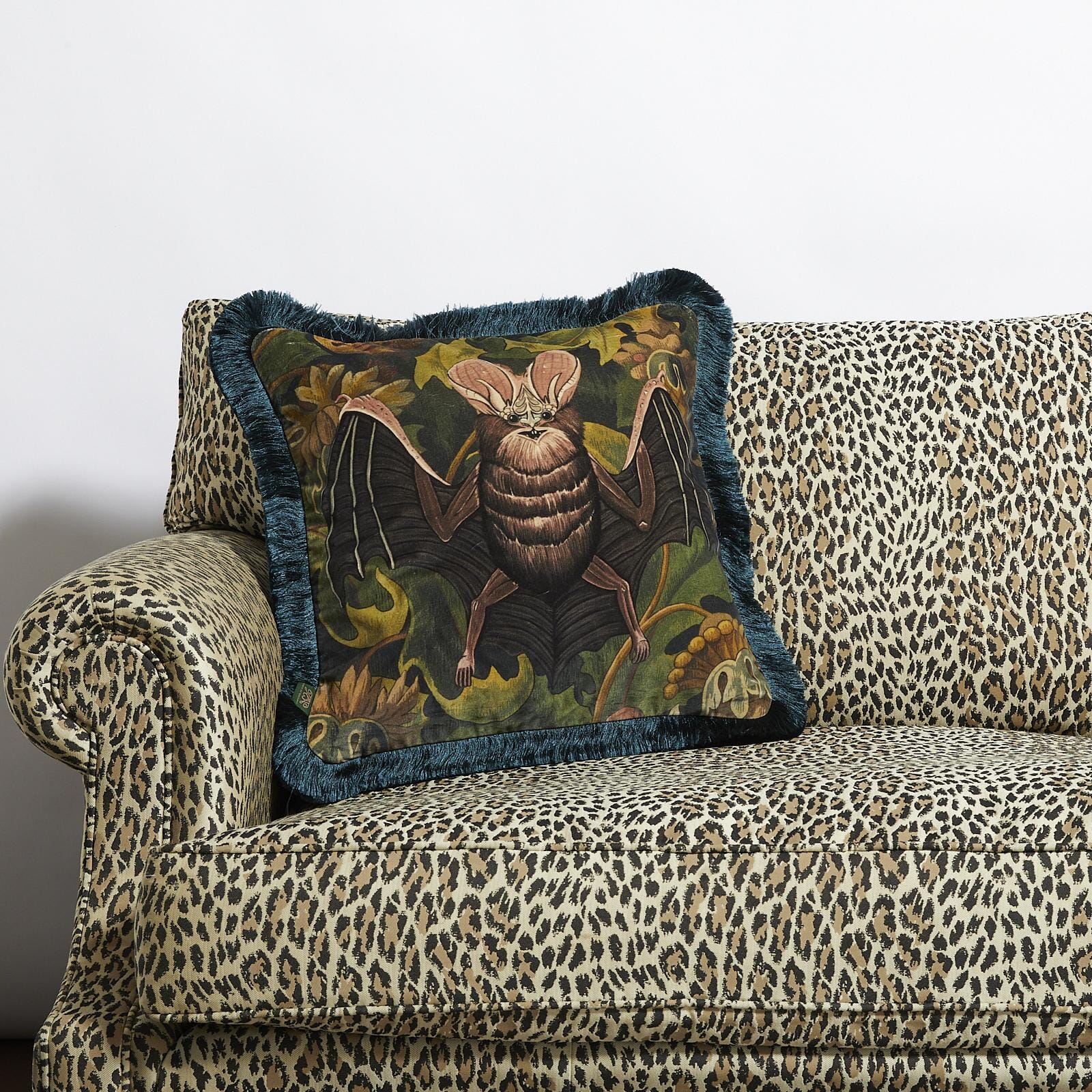 VESPERTINE Medium Fringed Velvet Cushion - Verde