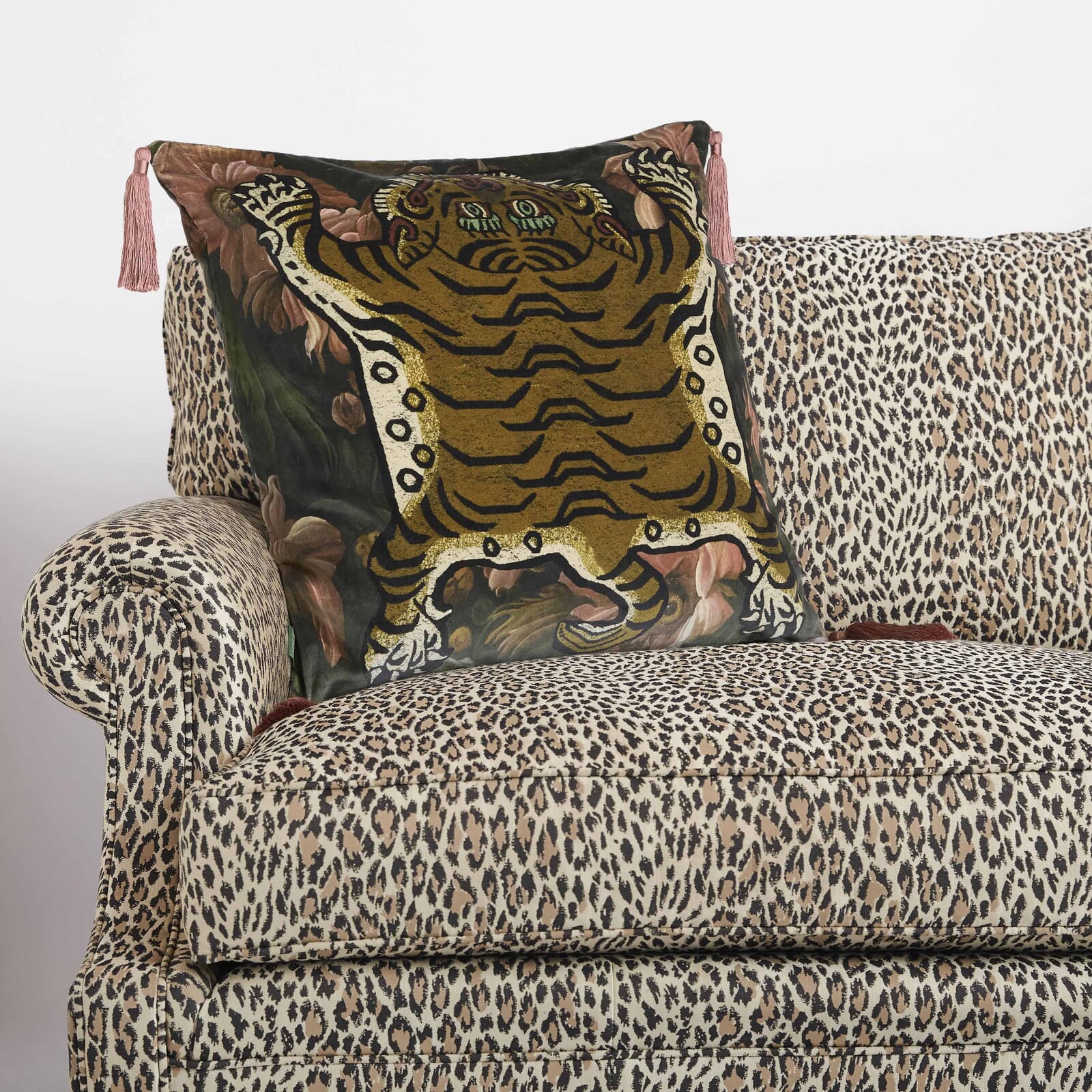 UMBRA SABER Large Tassel Velvet Cushion - Noir
